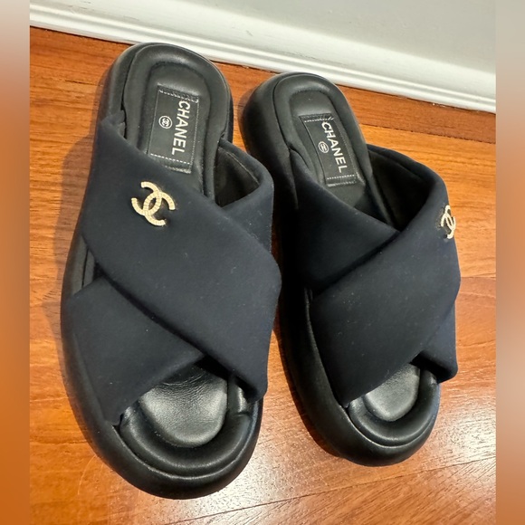Chanel Interlocking CC Crossover Leather Bottom Slides - Worn Once! Size 37 - Picture 8 of 8
